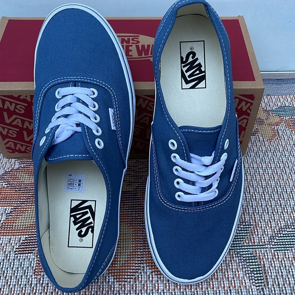 Vans WMNS Authentic Navy
VN000EE3NVY
Sneakers - Picture 13 of 16